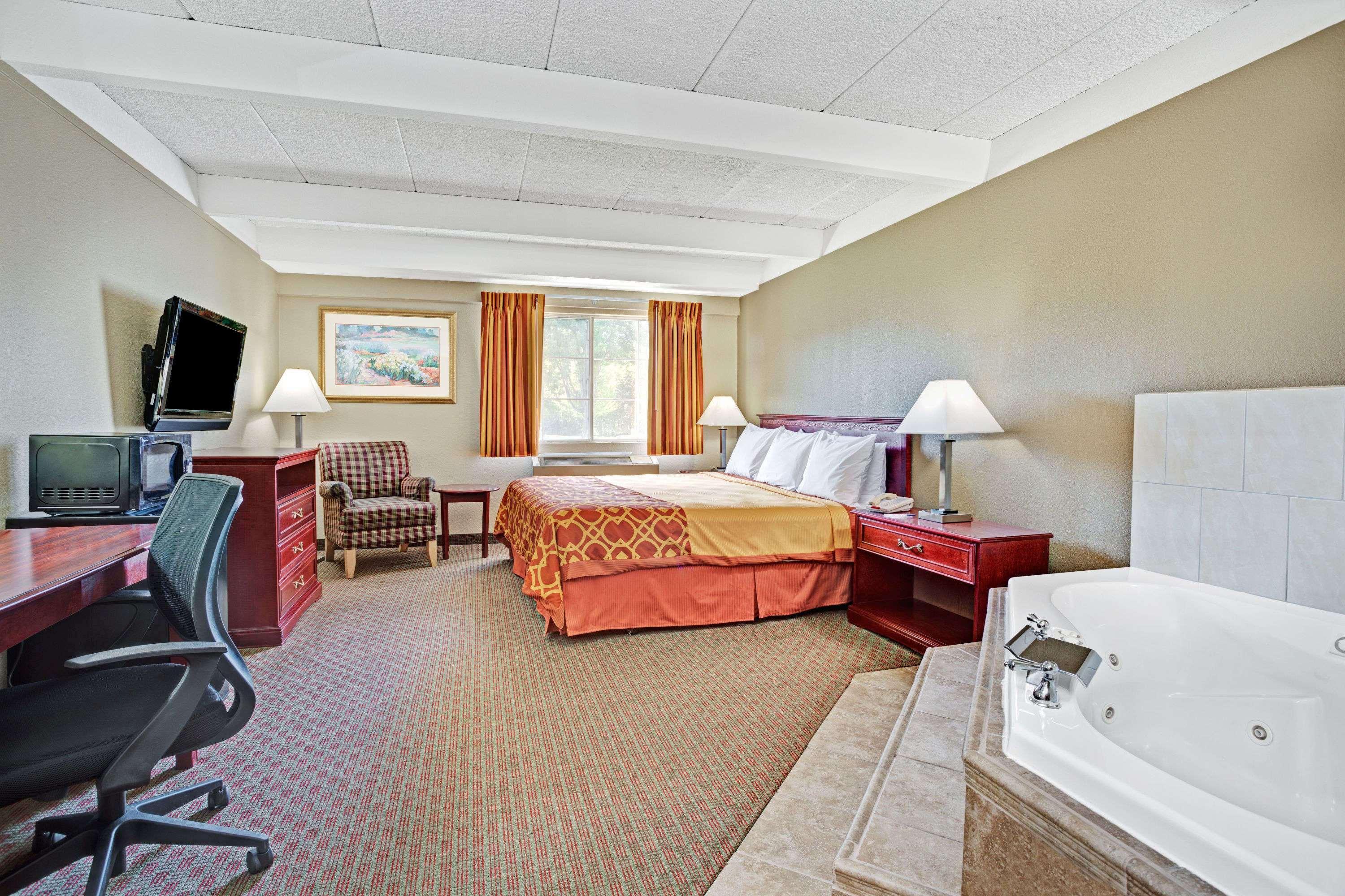 ทราเวลลอดจ์ บาย วินด์แฮม ไอโอวาซิตี้ Hotel ภายนอก รูปภาพ